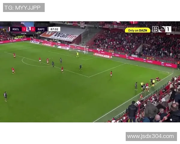 皇马主场惨遭惊吓！球迷高空投掷道具，比赛暂停处理事件