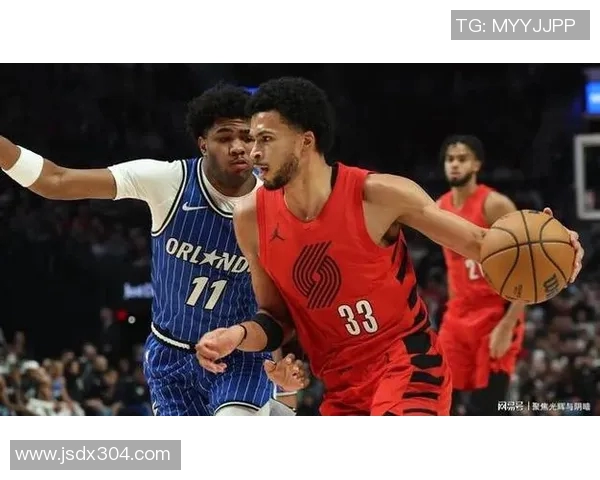 开拓者队险胜魔术队，取得赛季首胜